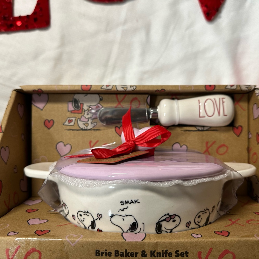RAE DUNN 💌Peanuts Snoopy Valentines Day Brie Baker & Knife Set